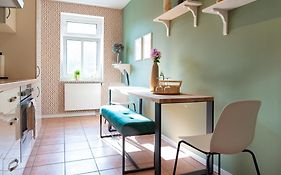 Stilvolles Apartment mit Balkon / Netflix + WIFI&zentrumsnah